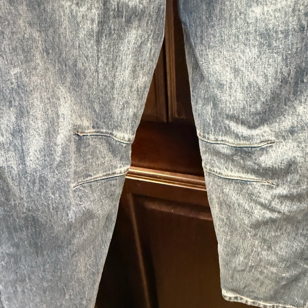 Light Wash Wide Leg Women’s Jeans - Picture 8 of 11
